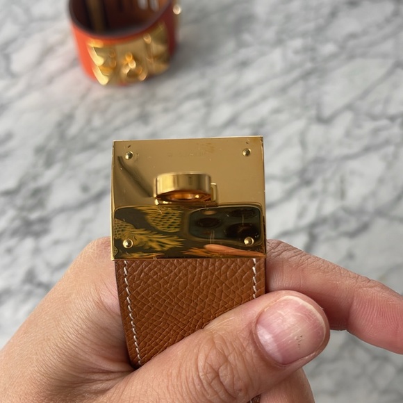 SOLD - Authentic Hermes Kelly Dog bracelet in Gold Epsom leather - Picture 4 of 6